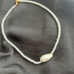 Λευκό χειροποίητο κολιέ με μικρές χάντρες και φυσική baroque πέρλα