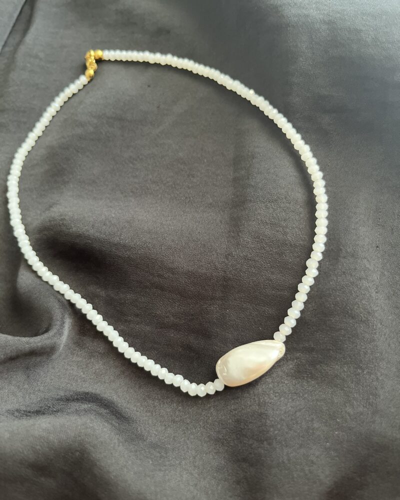 Λευκό χειροποίητο κολιέ με μικρές χάντρες και φυσική baroque πέρλα