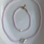 Ροζ χειροποίητο κολιέ με μικρές χάντρες και φυσική baroque πέρλα