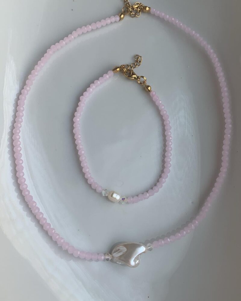 Ροζ χειροποίητο κολιέ με μικρές χάντρες και φυσική baroque πέρλα
