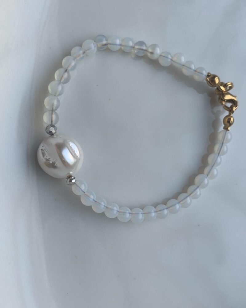 Λευκό χειροποίητο βραχιόλι με πέρλα baroque και χάντρες – Minimal elegant κόσμημα