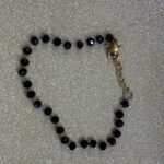 Βραχιόλι με μαύρα κρύσταλλα και χρυσό κούμπωμα