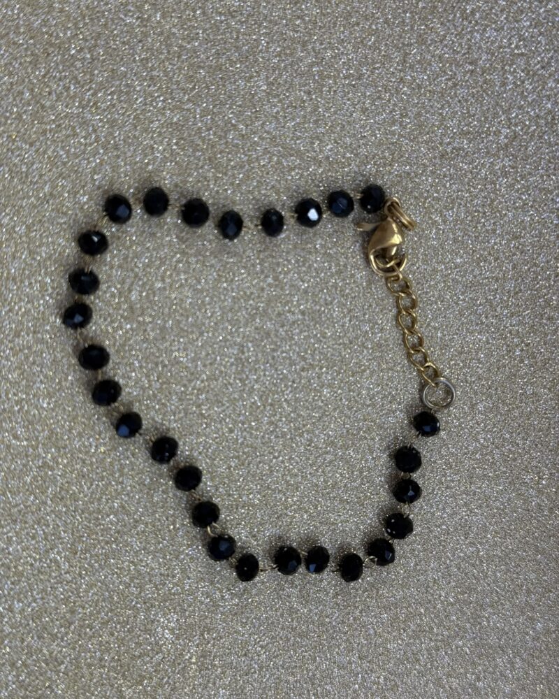 Βραχιόλι με μαύρα κρύσταλλα και χρυσό κούμπωμα
