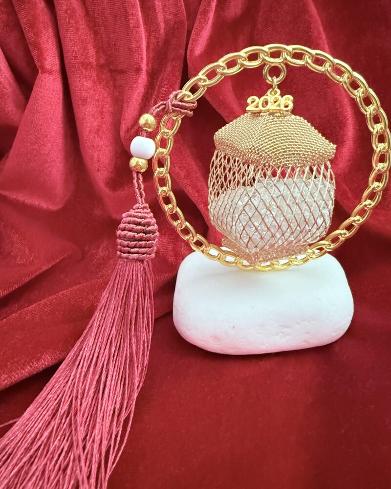 Γούρι 2026 Χειροποίητο με Χρυσή Αλυσίδα & Κόκκινη Φούντα | Πρωτοχρονιάτικο Δώρο