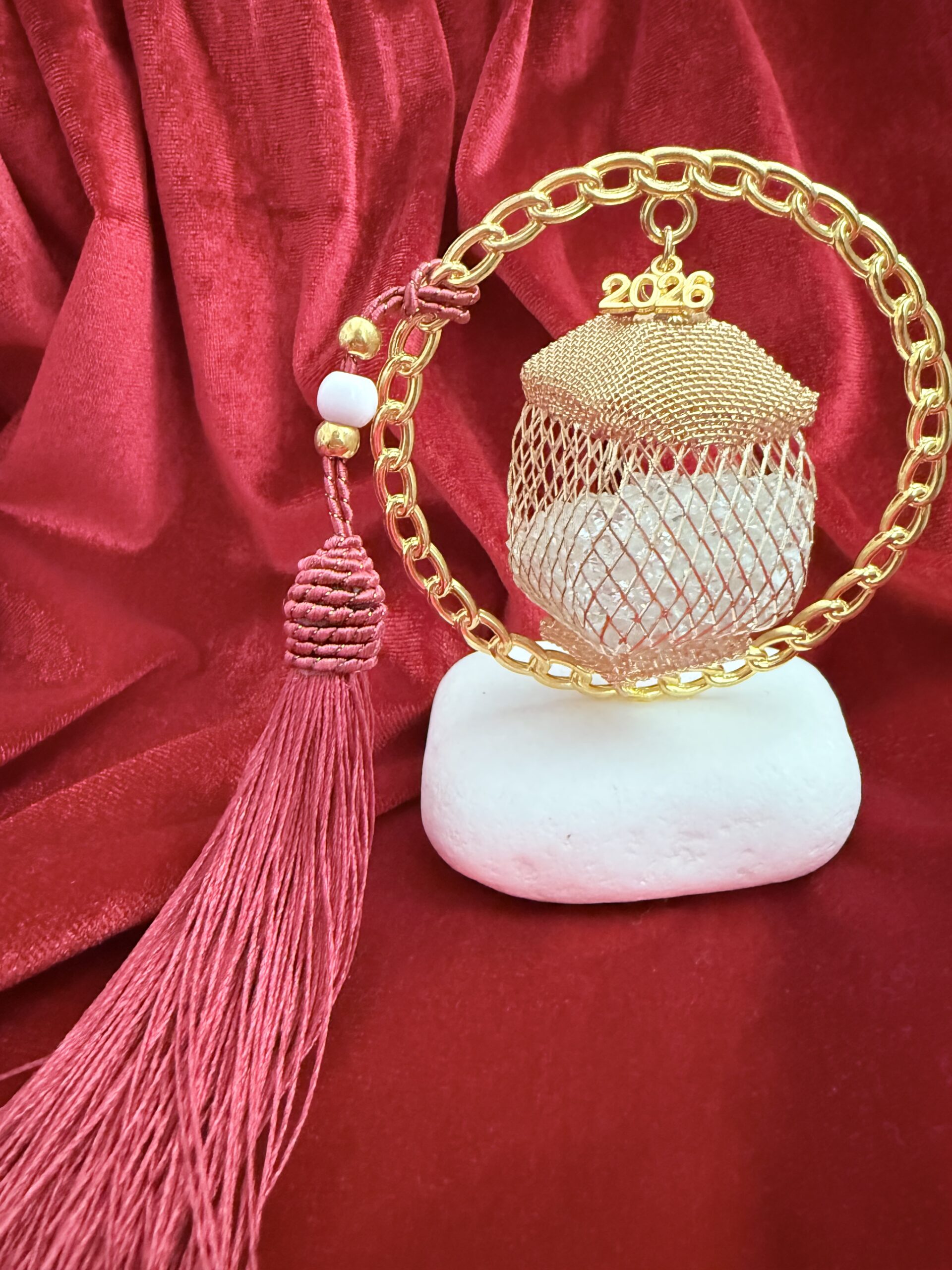 Γούρι 2026 Χειροποίητο με Χρυσή Αλυσίδα & Κόκκινη Φούντα | Πρωτοχρονιάτικο Δώρο