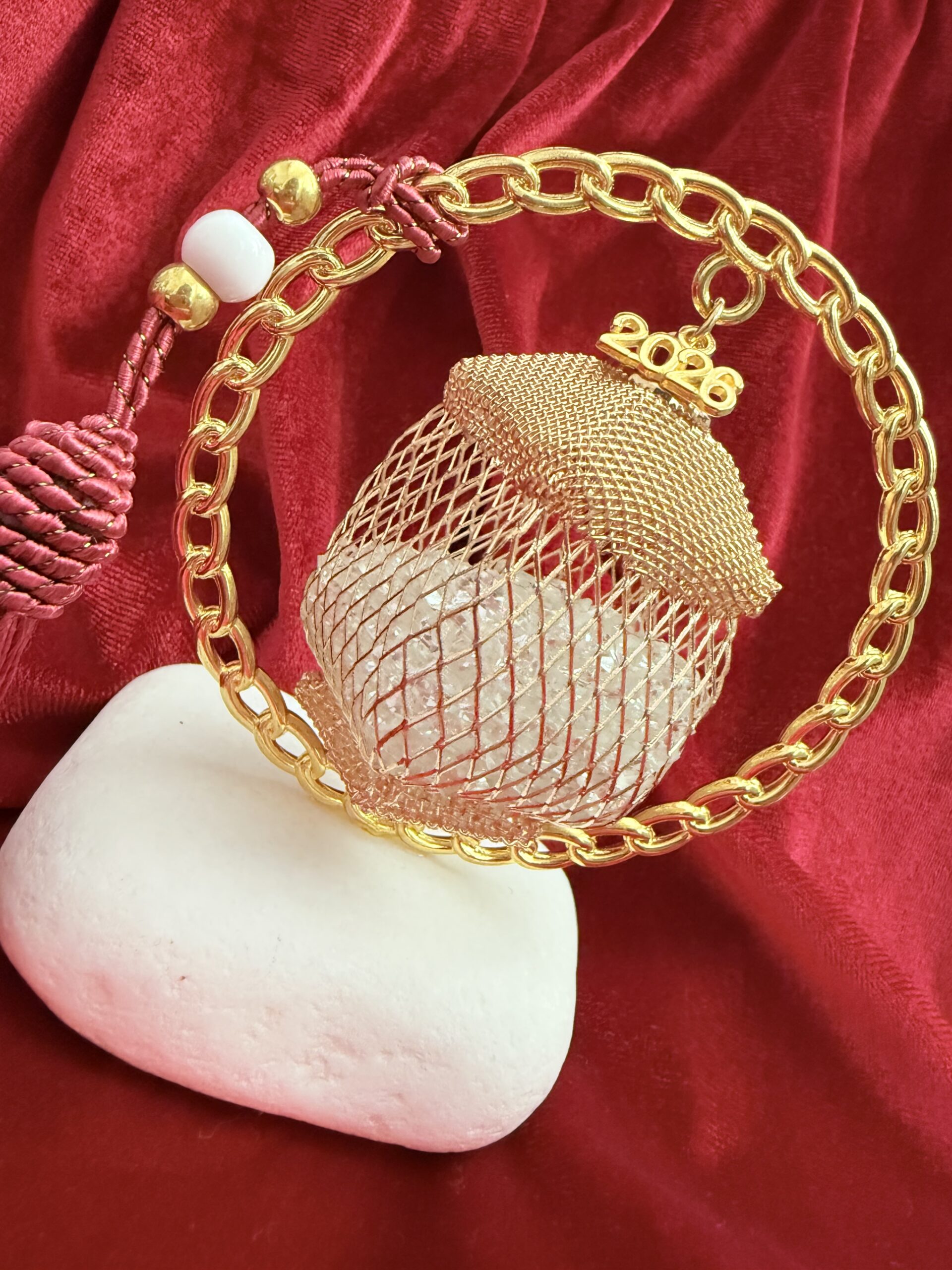 Γούρι 2026 Χειροποίητο με Χρυσή Αλυσίδα & Κόκκινη Φούντα | Πρωτοχρονιάτικο Δώρο - Image 3